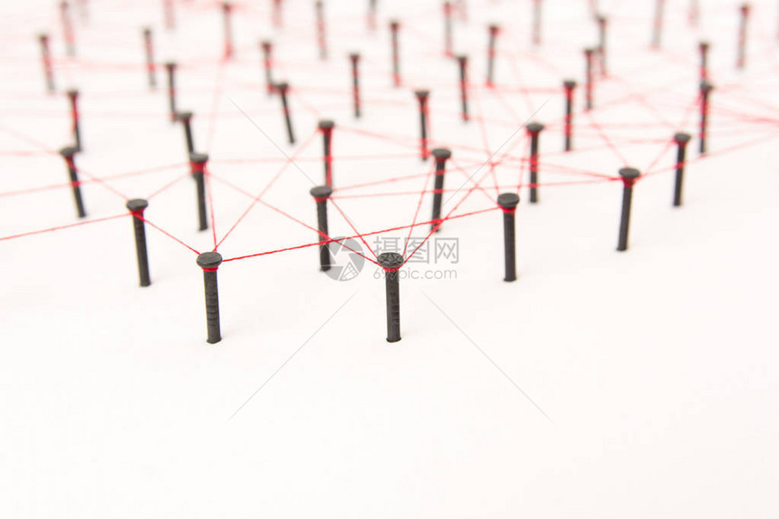 链接实体社交媒体通信网络两个网络之间的连接黑钉和红丝连在一起的图片
