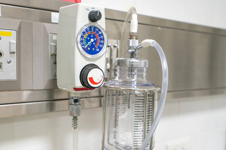 检查医院ER急诊室的氧气浓缩器棒格校准感应器背景图片