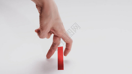 红色起跑线概念上的手指图片