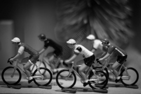 许多微小自行车手在微背景图片
