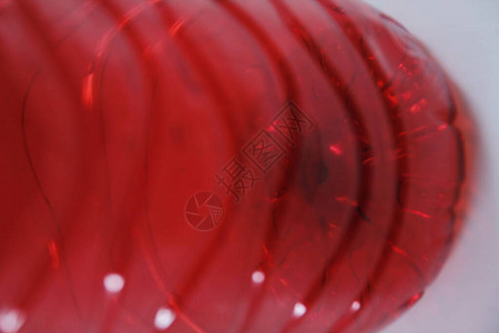 白色背景中的红色塑料瓶图片