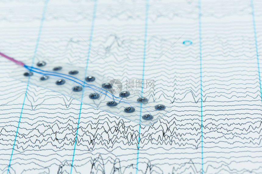 脑波记录概念在脑细胞造影的脑波背景上图片