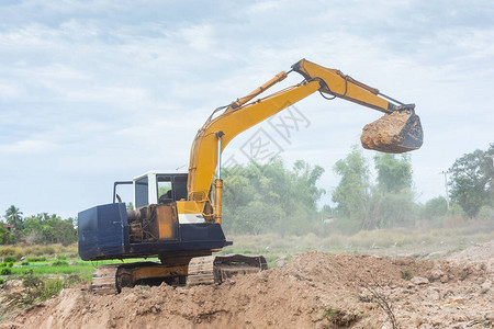 黄色挖掘机在施工现场进行土方工程背景图片