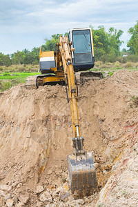 黄色挖掘机在施工现场进行土方工程图片