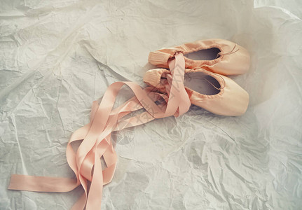 一对芭蕾鞋贴在地表背景上声调周背景图片