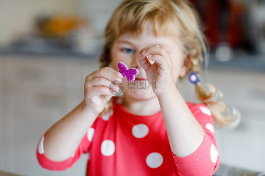 蹒跚学步的小女孩玩不同的彩色贴纸和画花流行冠状检疫期间儿童活动的概念孩子在家和父母图片