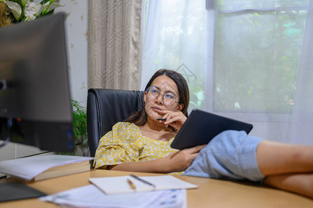 在家工作的亚洲女商人在网上工作图片