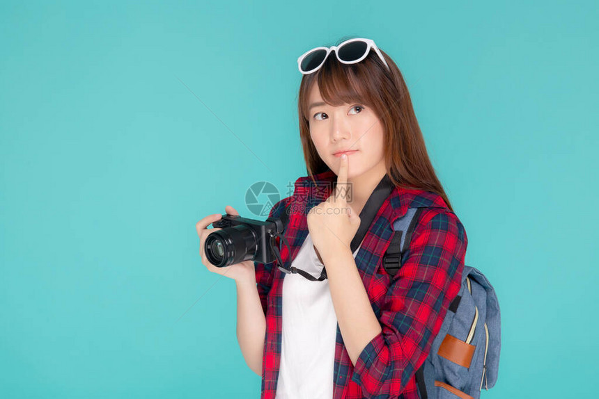 美丽的年轻亚洲女人思考想法旅行夏天孤立在蓝色背景图片