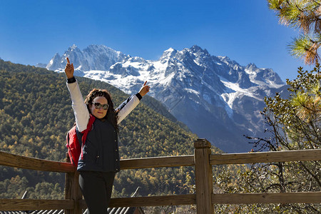 快乐女孩在云南省里江市玉龙雪山脚下的蓝月谷Lanyuegu公园图片