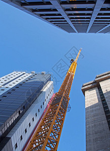 一台高大的黄色建筑起重机的垂直视图背景图片