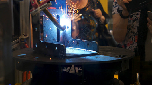 展会上的机器人焊工背景图片