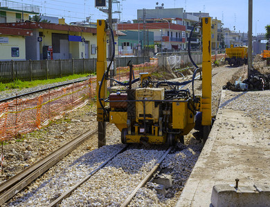 在城市车站建设一条新的铁路线液压提升机可以提升横向移动和铺设图片