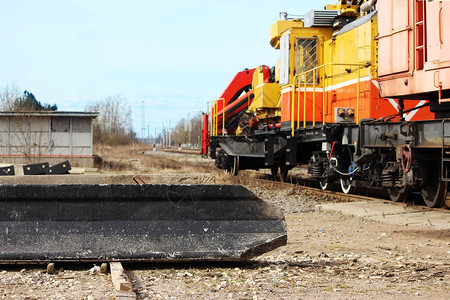 加固混凝土堆放在地上在铁路上卸下图片