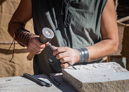 石匠用他的工具作集中在前方与中图片