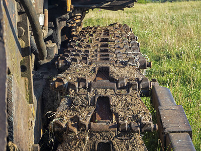 肮脏的拖拉机轨道的特写镜头农村装备图片