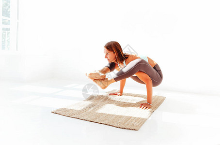 女运动员在Fiirfly上穿运动服做瑜伽时的侧面平静观图片