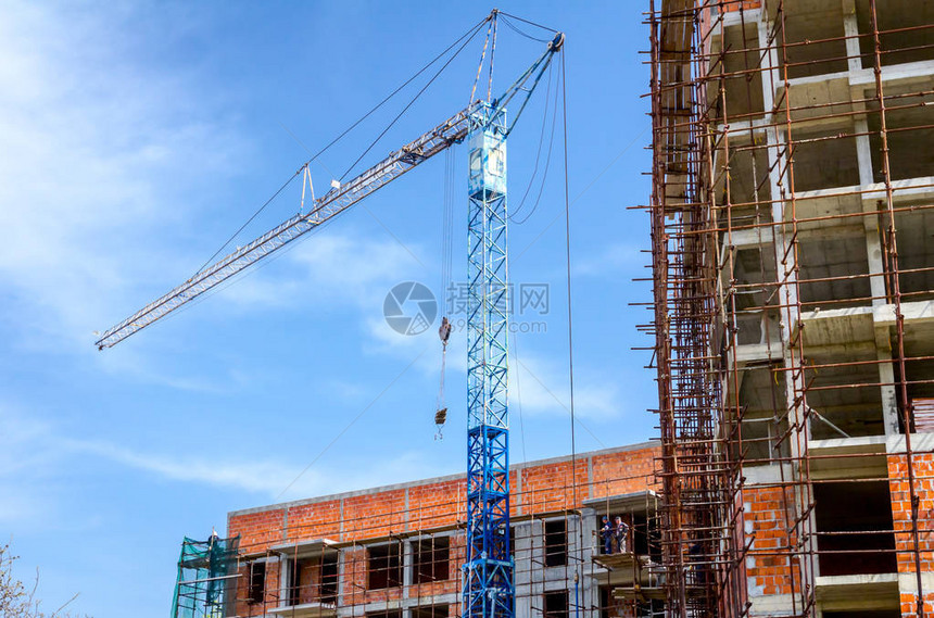 Crane钩挂着脚手架放在未图片