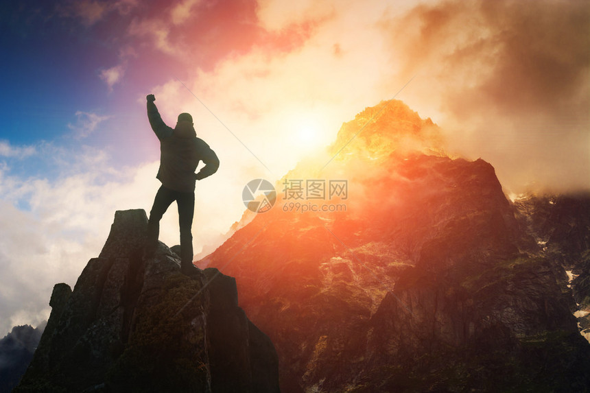 站在悬崖边缘的人手举高对抗乌什巴山上的日出高加索乔治图片
