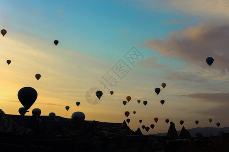 许多令人惊叹的热气球飞过卡帕多西亚岩石图片