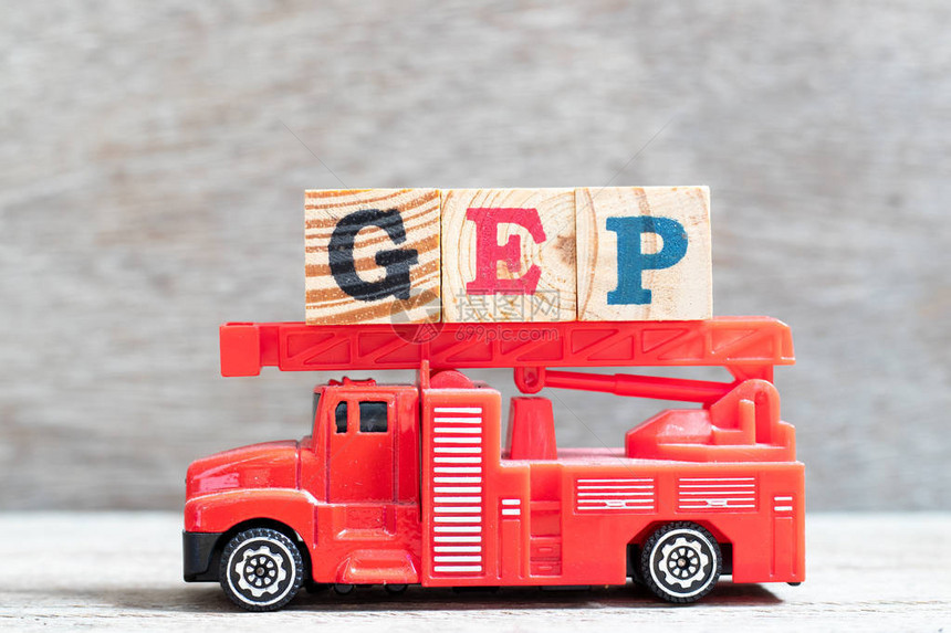 红色消防车在木材背景上用GEP字封住字母块简化良图片