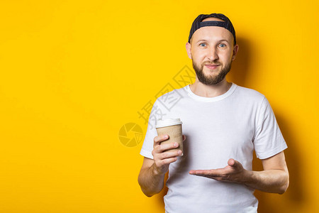 黄色背景中拿着纸杯咖啡的友善图片