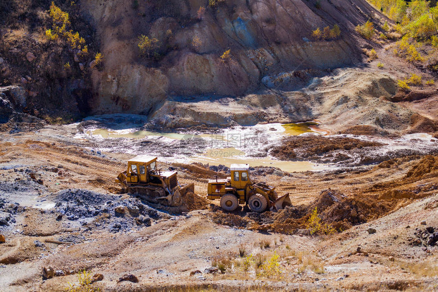 采掘矿工业机器挖掘煤炭单图片