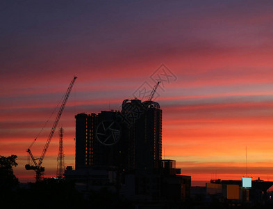 建造筑以对抗奇特多彩的日落天图片
