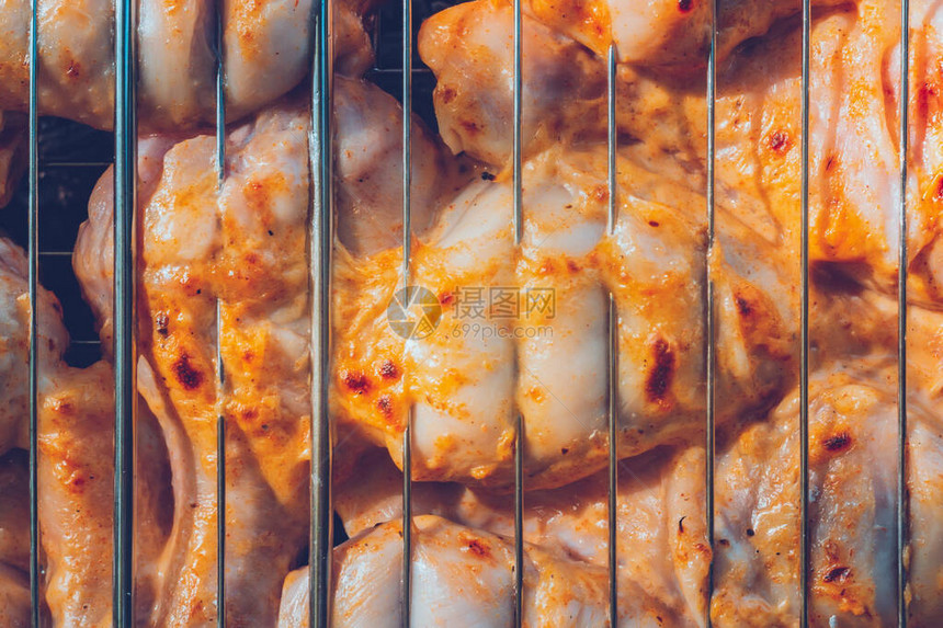 在BBQGrill上紧贴的美味烤鸡和烟熏图片