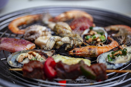 海产食品烧烤上的烹饪海鲜虾类牡蛎青蛙腿图片