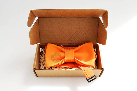 纸板礼品盒中的领结颜色为橙色图片