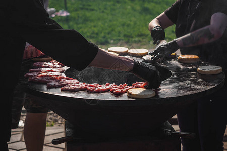 在烧烤街节上用牛肉做汉堡图片