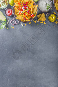 含融化奶酪和各种传统墨西哥酸盐Salsa和jalapeno深灰底黑灰底顶视图空间背景图片