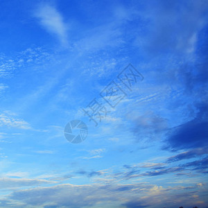 云中的蓝天图片