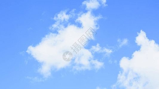 云中的蓝天背景图片