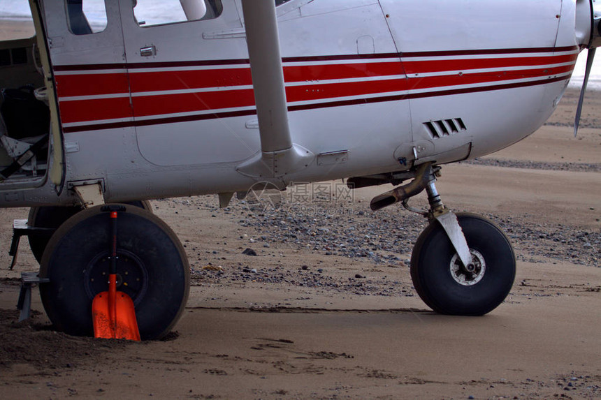 在阿拉斯加的阿拉斯加布什飞行员在沙条上降落他们的轻型飞机图片