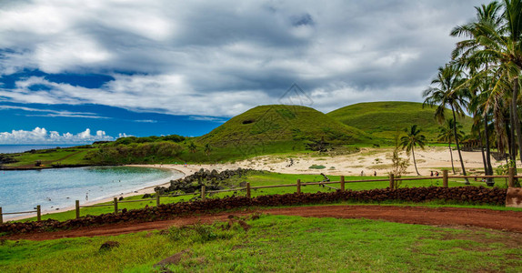 Anakena海滩和Moai平台在Rapa图片