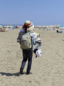 夏天在海边沙滩上养帽子图片