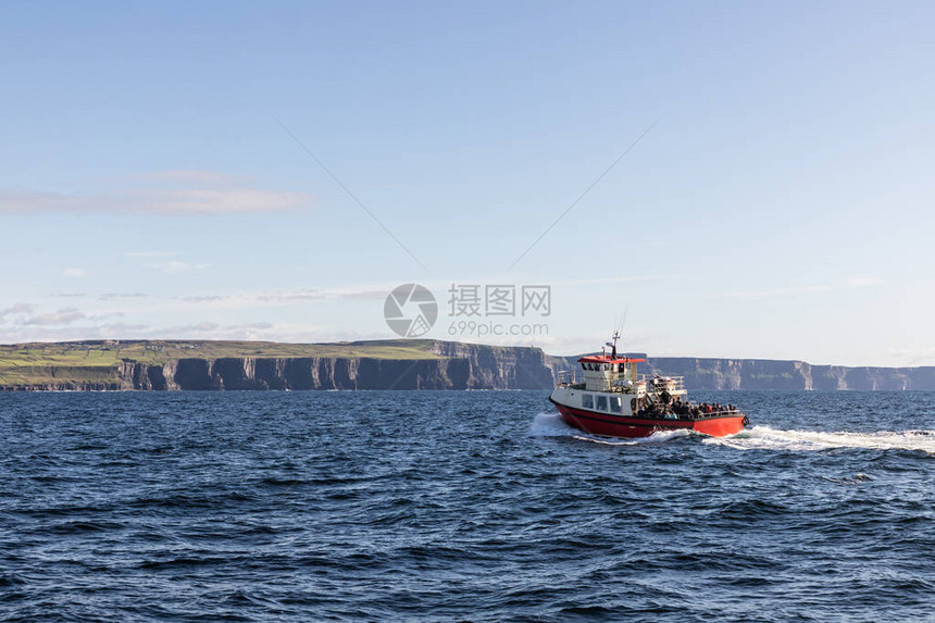 去爱尔兰杜林莫赫悬崖的船图片