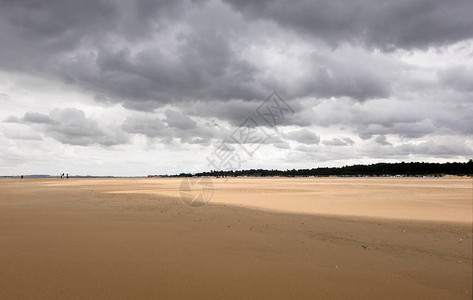 多云的阴天海滩背景图片