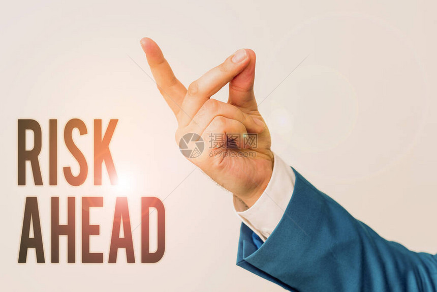 手写文本前面的风险概念照片损坏伤害责任损失的概率或威胁用手指着孤立的手指向手图片