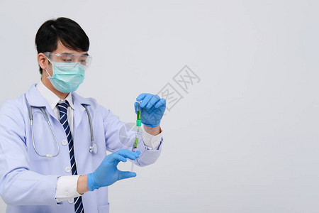 配有注射针管小瓶注射和针头疫苗接种设备药物的医生执业医师图片