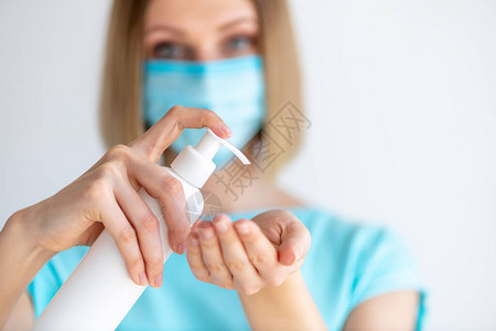 穿制服的女医生或护士将消毒肥皂戴在她的手上图片