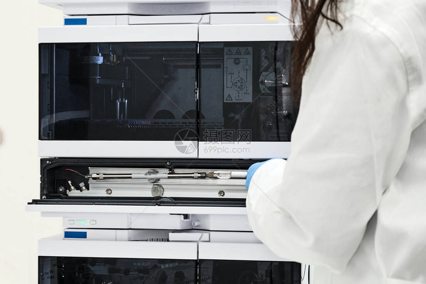 化学家或科学家在高效液相色谱HPLC上更换柱子以分离有机化合物分析化学实验图片