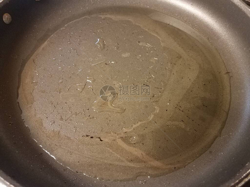 煎锅或平底锅中的油腻液图片