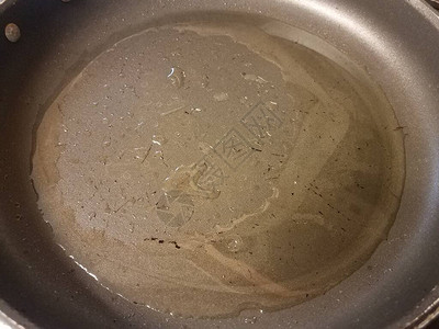 煎锅或平底锅中的油腻液图片