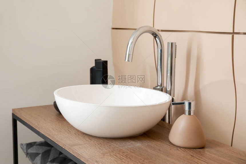 现代浴室中的陶瓷水槽图片