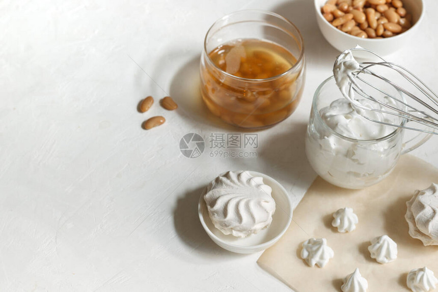 搅打过的aquafaba用于制作棉花糖和蛋白酥皮是蛋清的绝佳替代品图片