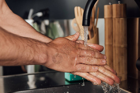 男人在家洗手的特写图片