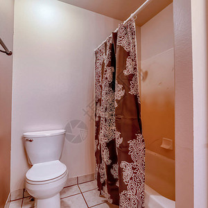 方形框架厕所和浴室内的浴缸图片