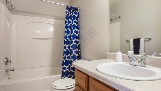 主卧带卫生间全景框架带梳妆台的小浴室内部和靠在白墙上的马桶浴缸和淋浴区有一个几何设设计图片